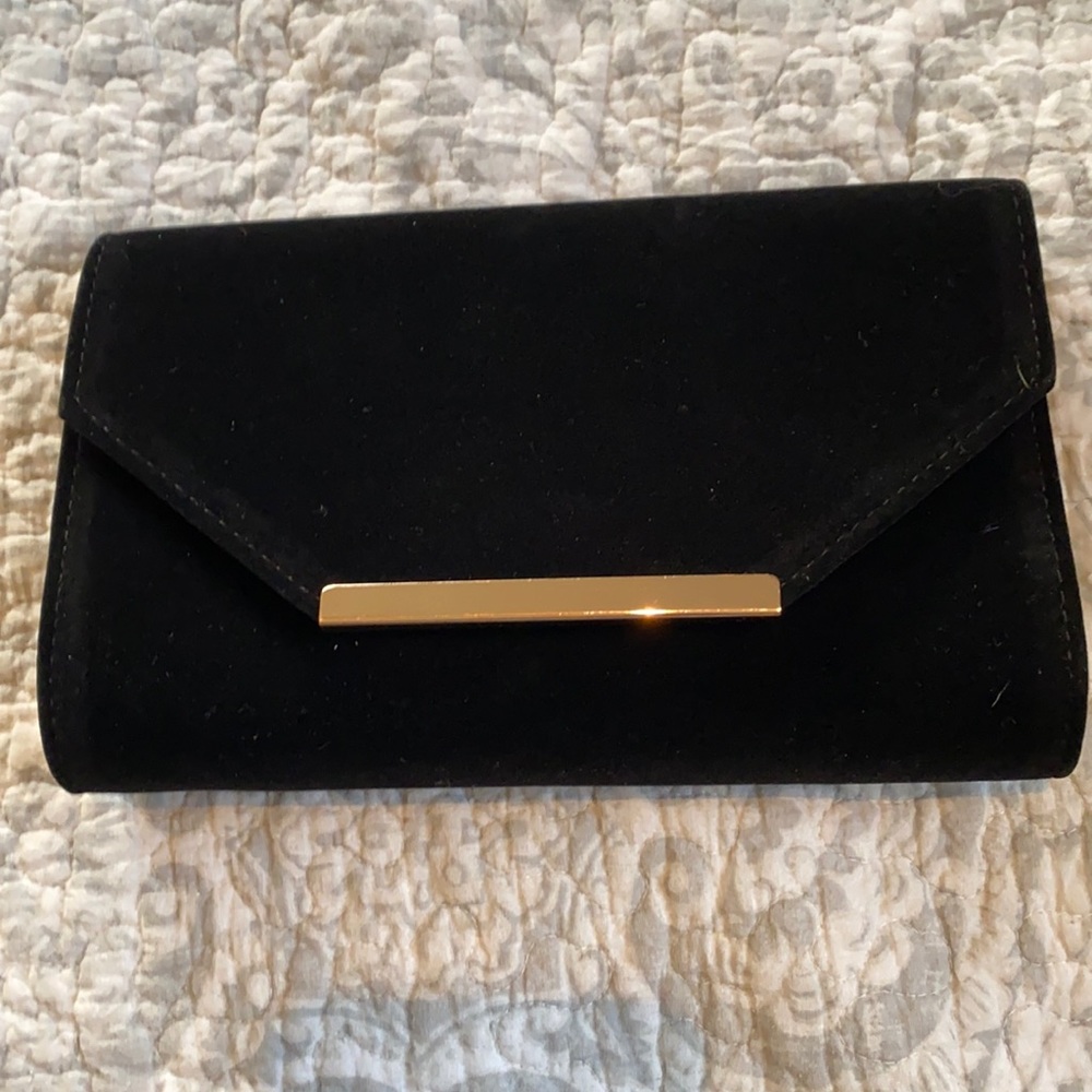 ✨LAST CHANCE!✨Black velvet clutch with gold chain